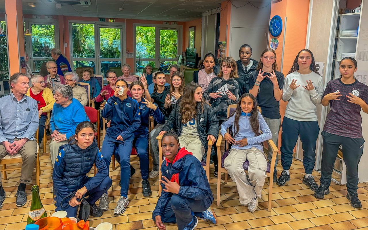 La Section Football Féminine du Collège Mathurin Regnier rencontre les Résidents de l’EHPAD Marcel Gaujard