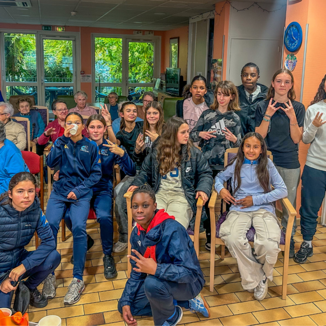 La Section Football Féminine du Collège Mathurin Regnier rencontre les Résidents de l’EHPAD Marcel Gaujard